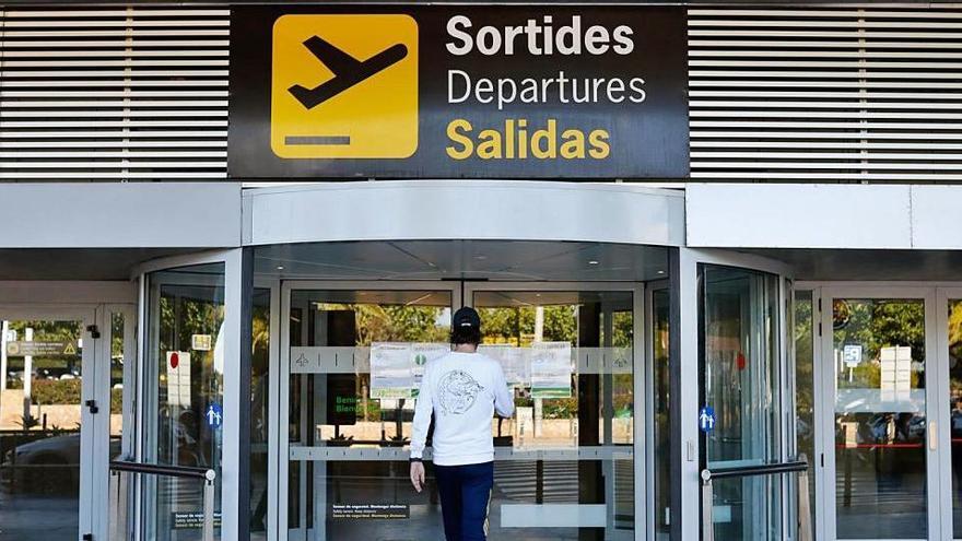 Entrada al aeropuerto de Ibiza.