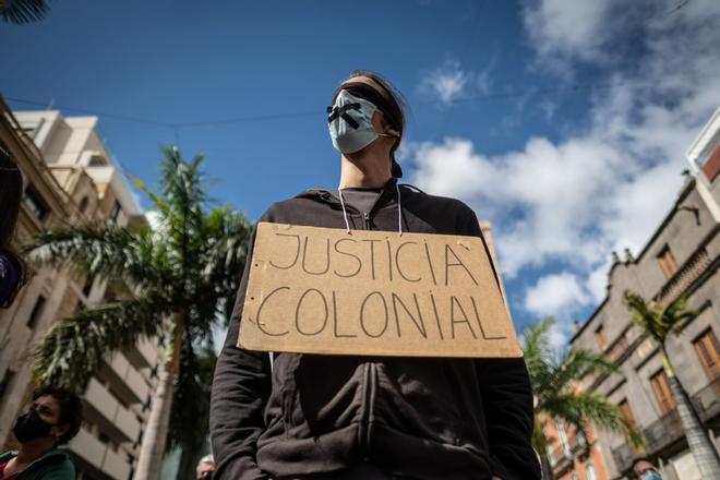 Un grupo de personas se manifiesta en solidaridad con los migrantes en Santa Cruz de Tenerife