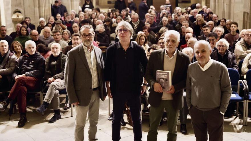 Por la izquierda, Álvaro Díaz Huici, Juan Carlos Gea, Pedro de Silva y César Iglesias, ayer, en la Colegiata San Juan Bautista de Gijón, abarrotada, antes de la presentación del libro. | MARCOS LEÓN