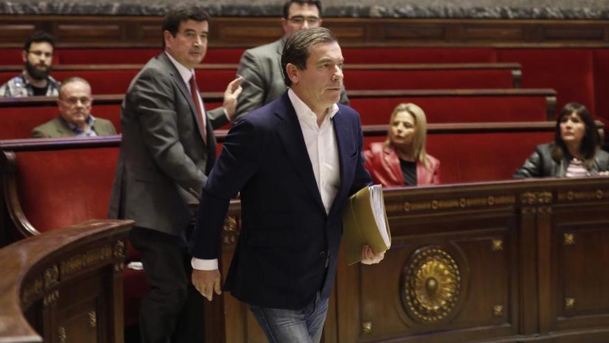 Santiago Benlliure abandona el pleno tras entregar su acta. Foto: Germán Caballero