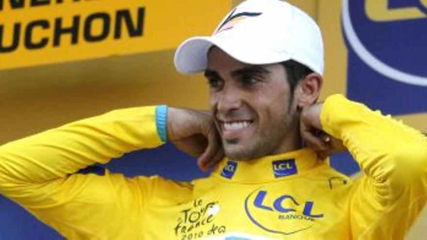 Alberto Contador se viste de amarillo