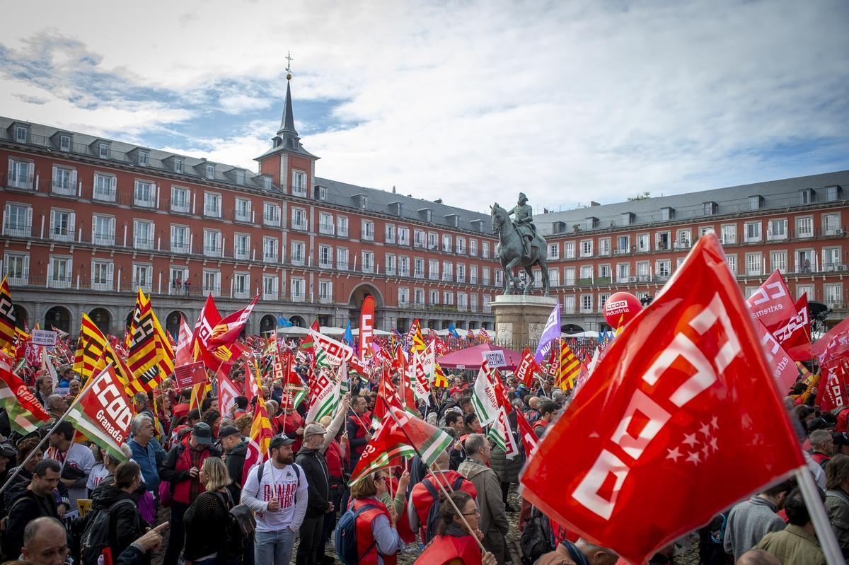 Manifestantes convocados por CCOO y UGT para exigir subidas salariales, en la Plaza Mayor de Madrid.