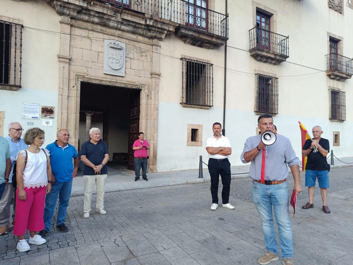 El alcalde de Cangas del Narcea, José Luis Fontaniella, fue el encargado de leer el manifiesto de los ayuntamientos de España en apoyo a Ceuta y a los Ceutís