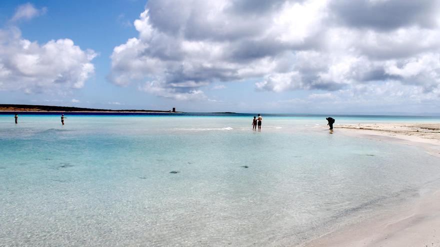 La playa de La Pelosa se caracteriza por el color de sus aguas.