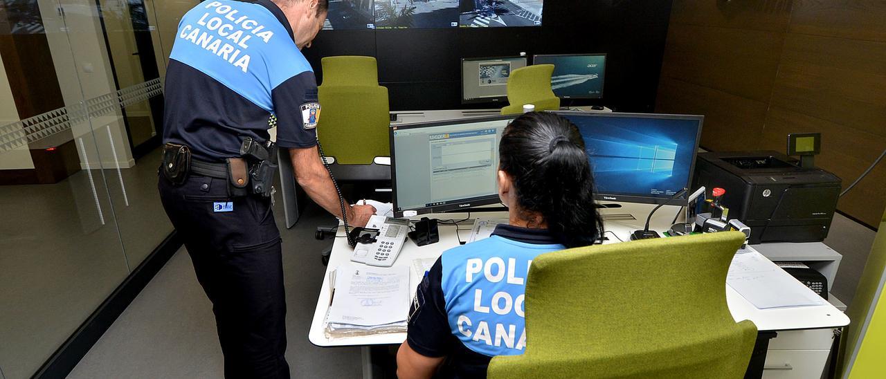 Dos agentes en la sala de control del tráfico de la comisaría de la Policía Local que se mejoró y reformó en 2018.