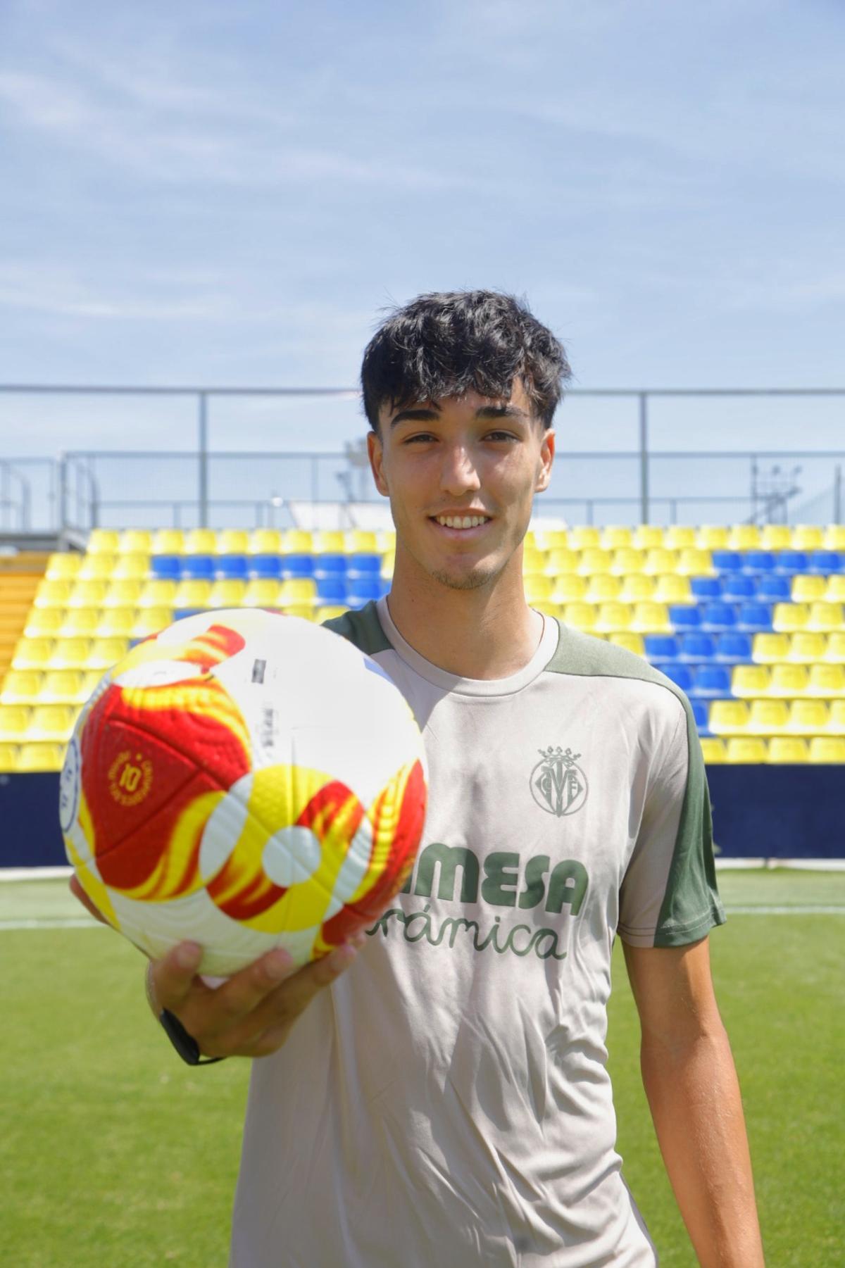 Carlos Maciá, mediocentro del Villarreal B que ya ha debutado con 17 años en Primera División con el primer equipo del Submarino.