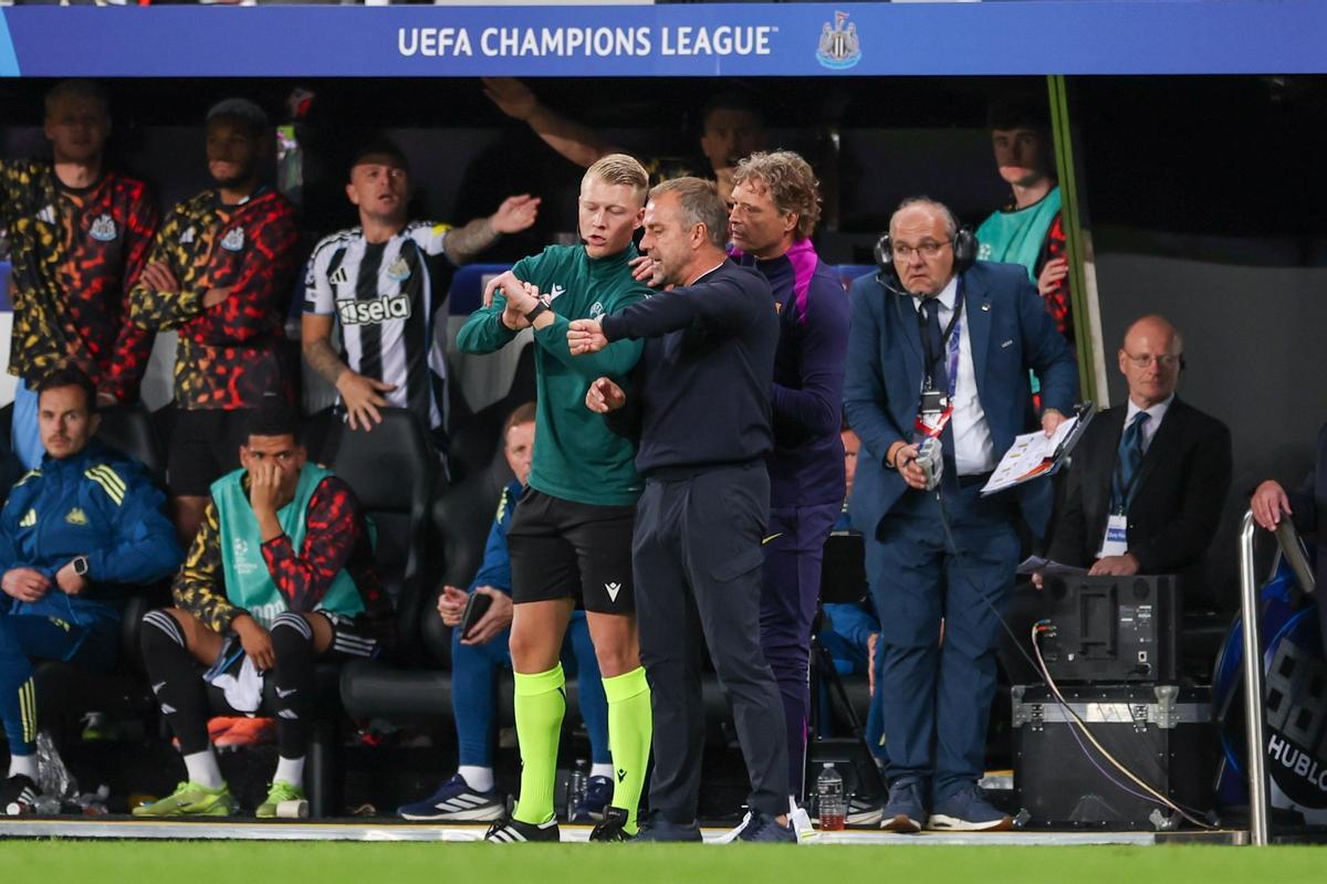 Flick apretó al cuarto árbitro por la hora