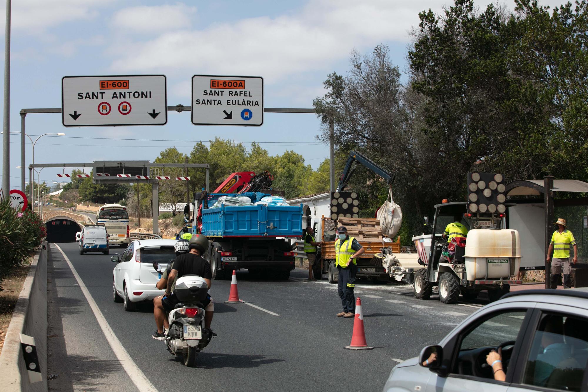 Un camión pierde su carga y provoca el corte de la carretera que une Ibiza y Sant Antoni