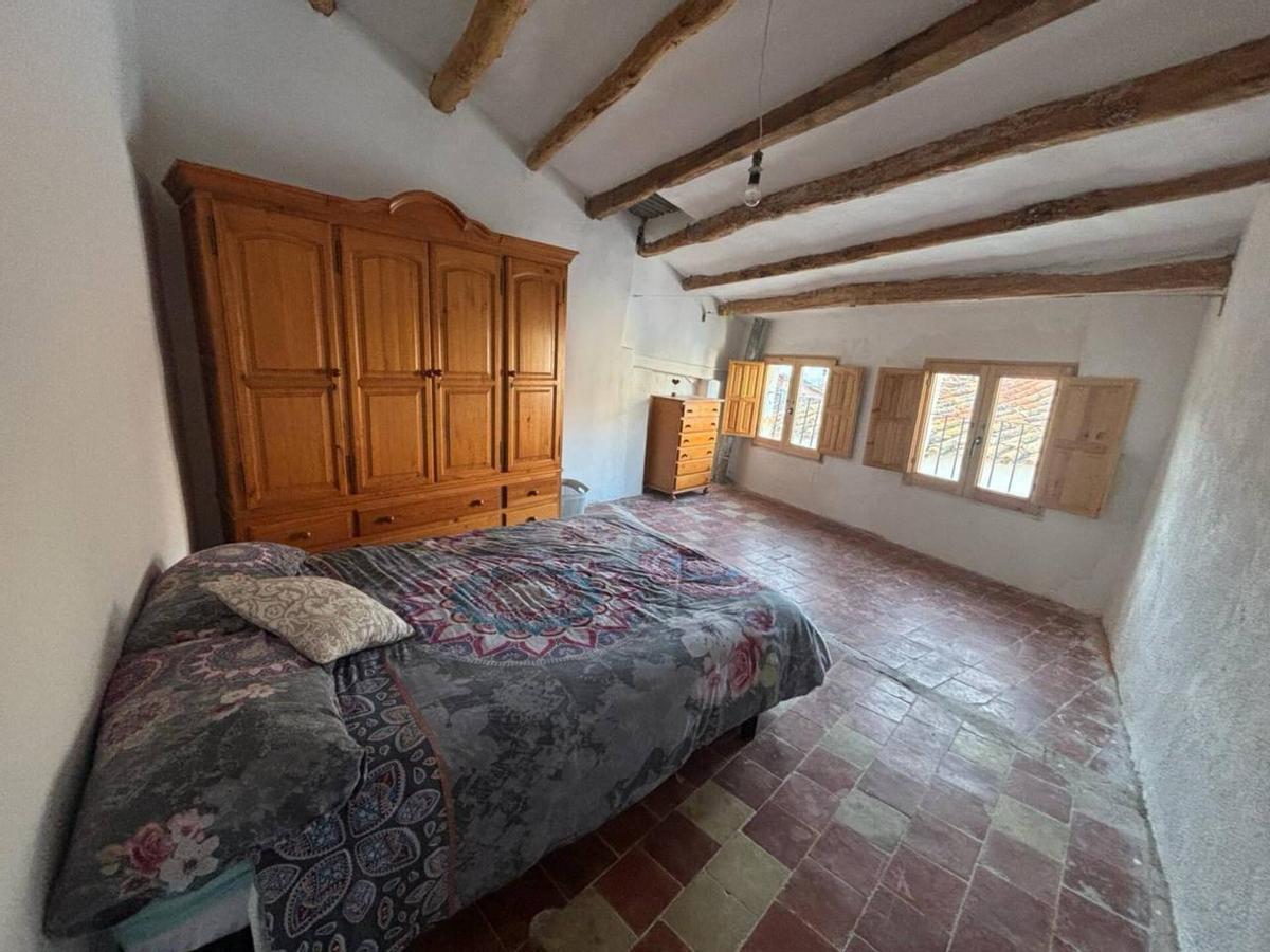 Uno de los amplios y luminosos dormitorios de la vivienda.