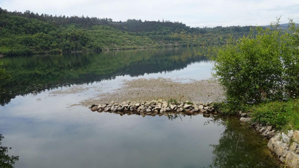 Lago de As Encrobas, creado sobre la antigua mina de Meirama.
