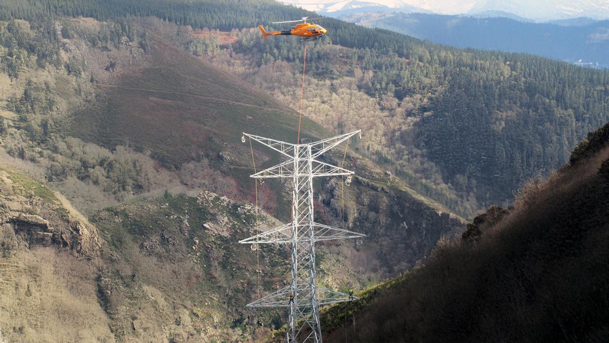 Imagen de archivo de la instalación de las torres de la línea Boimente-Pesoz.