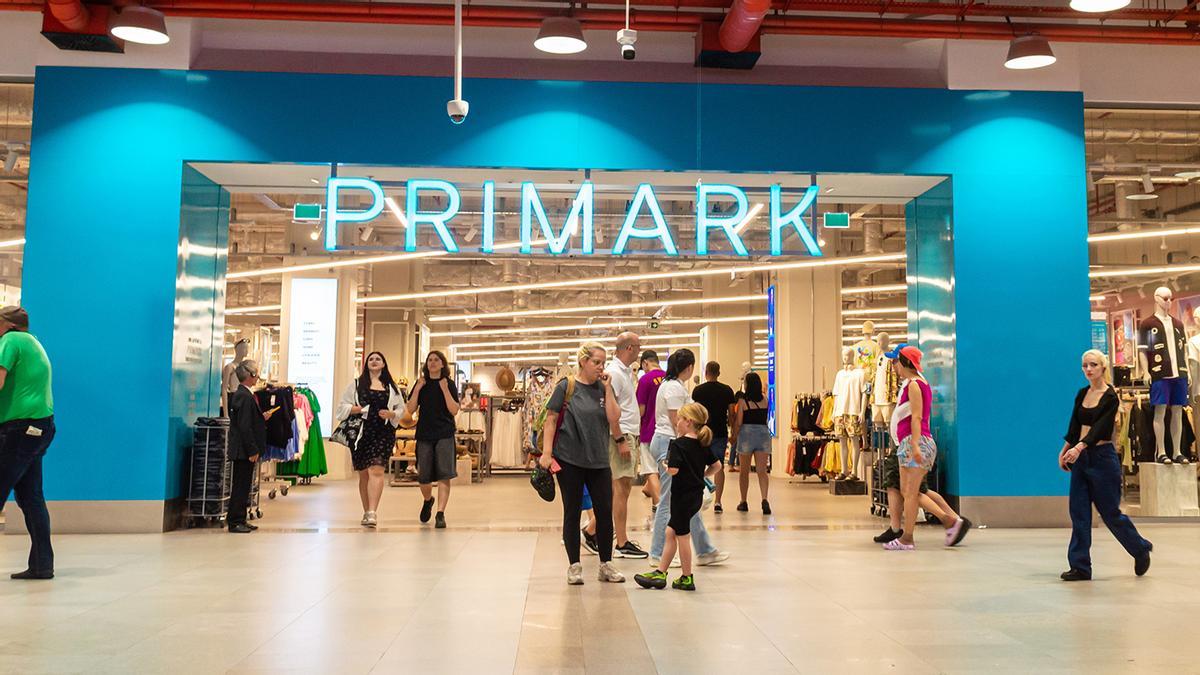 Mañana habrá colas kilométricas en Primark para hacerse con el abrigo de estampado de vaca que arrasa: look urbano y llamativo que se adapta al presupuesto