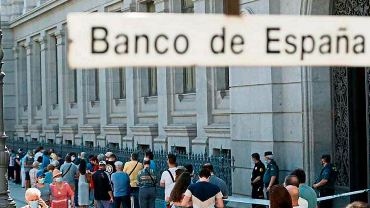 Colas en el Banco de España para una subasta de Letras del Tesoro.