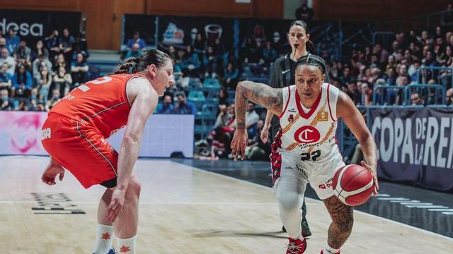 Tanaya Atkinson intenta escapar de la defensa de Iagupova durante la última final de Copa. | MARÍA MENTXAKA / PRENSA2