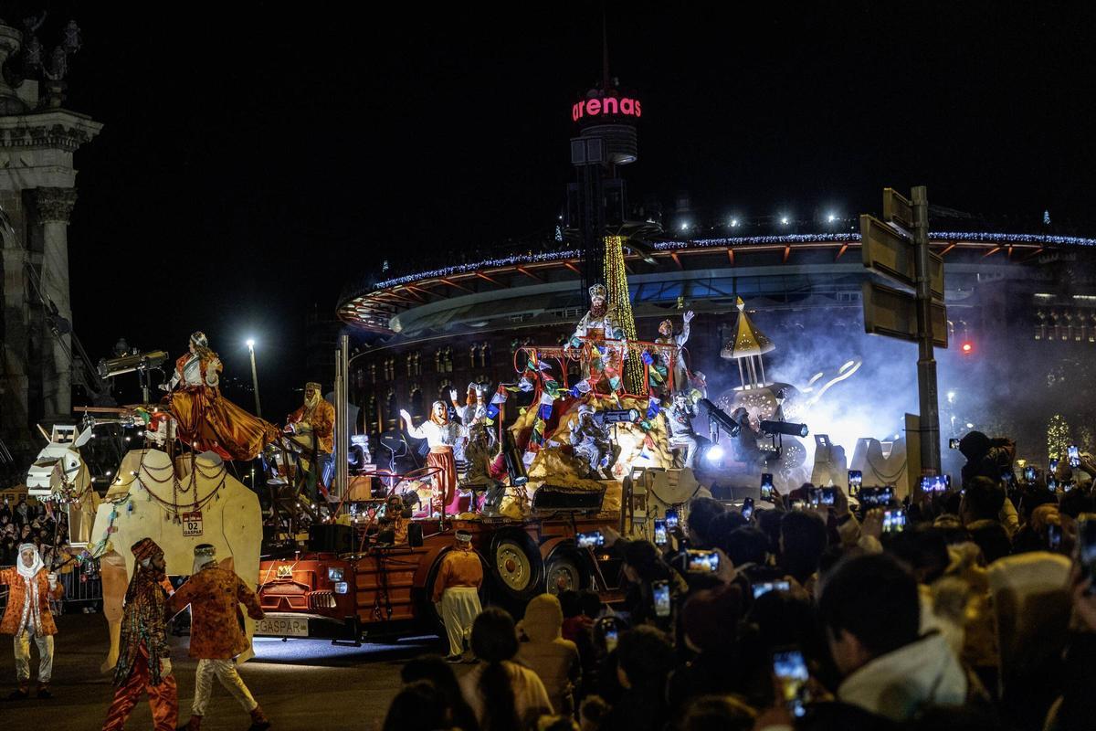 Miles de personas colman la costa de Barcelona para dar la bienvenida a los Reyes Magos