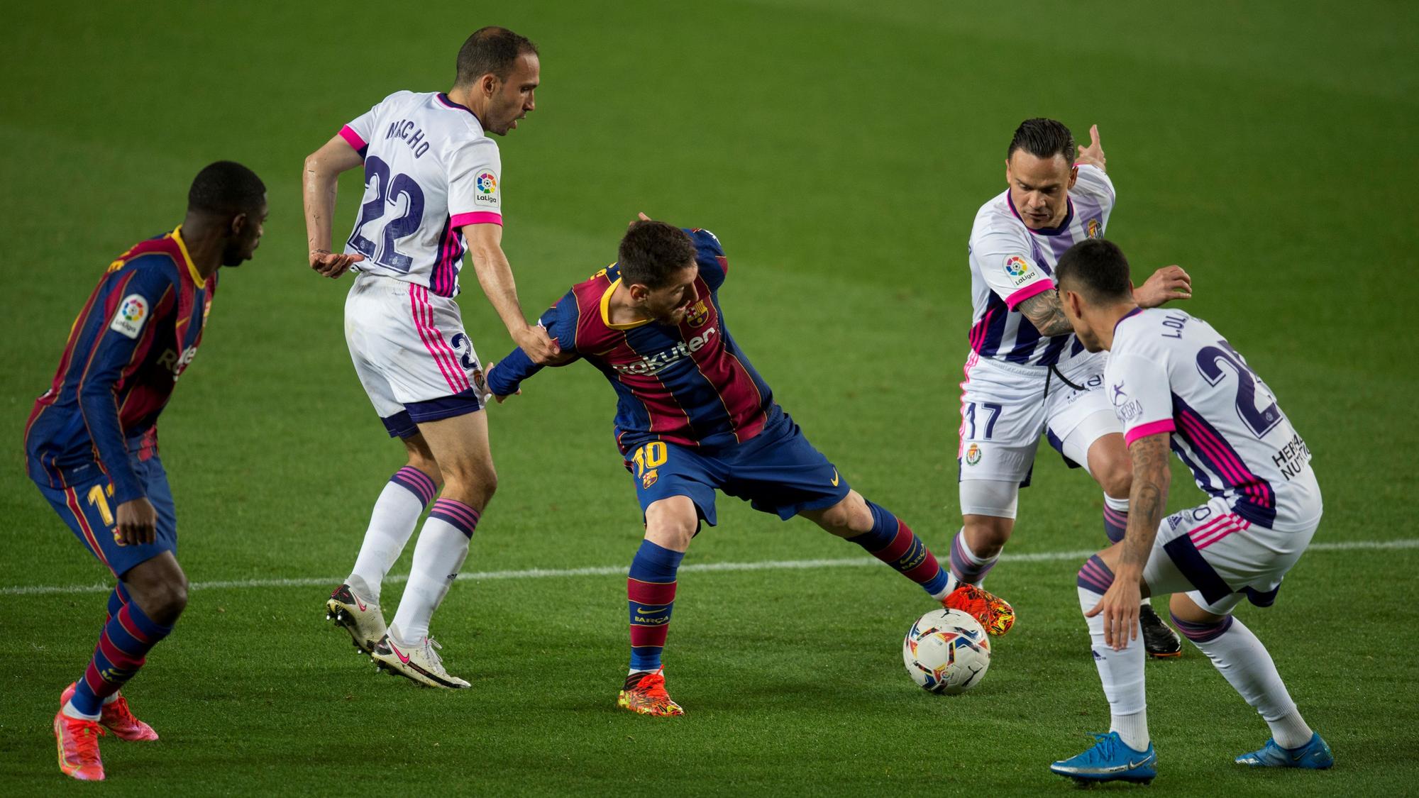 Messi, junto a Dembélé, intenta escaparse de la presión de Nacho, Roque Mesa y Olaza.