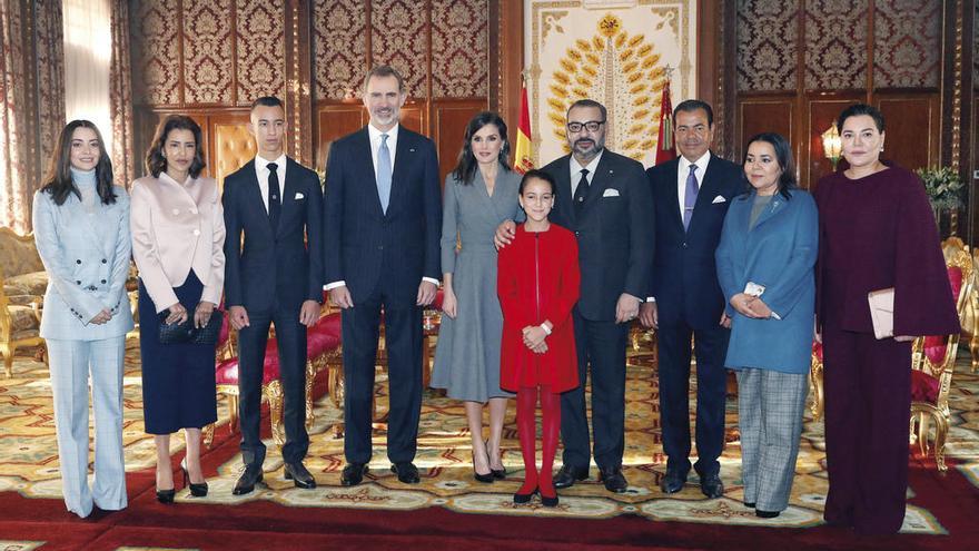 Los reyes de España, con Mohamed VI (4ºd.,) y su familia, en el Palacio Real de Marruecos. // Efe