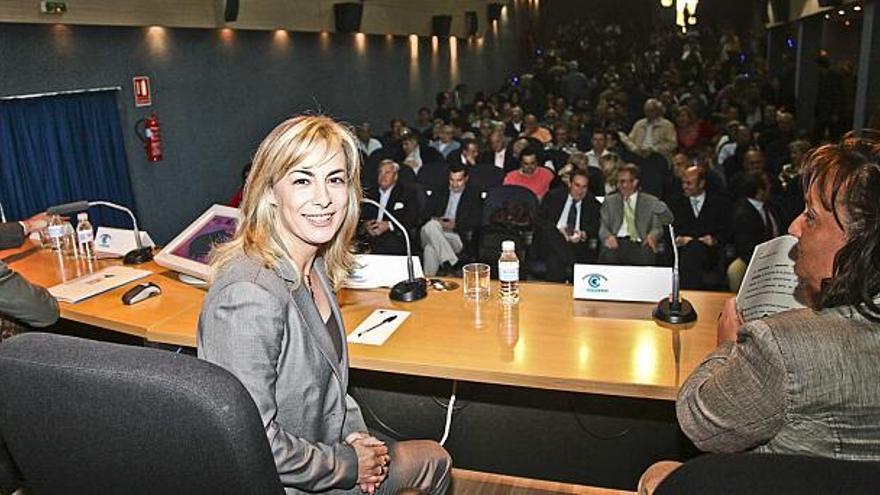 La alcaldesa, Sonia Castedo, mira a la cámara desde la mesa de conferencias poco antes del inicio del acto de anoche en el Club INFORMACIÓN.