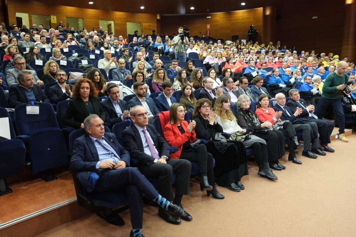 El salón de actos del Rectorado se ha llenado para asistir al solemne acto.