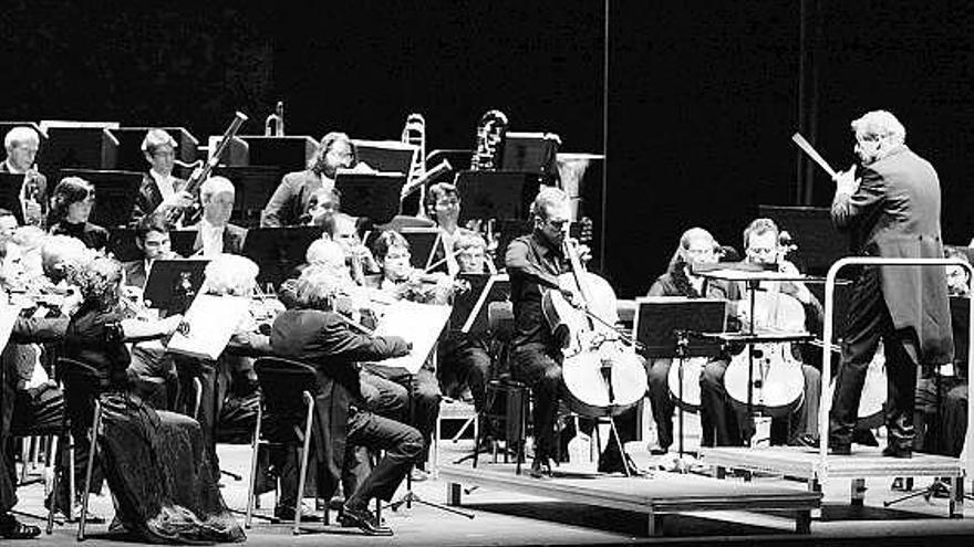 La OSPA, durante un concierto en el teatro de Laboral Ciudad de la Cultura.