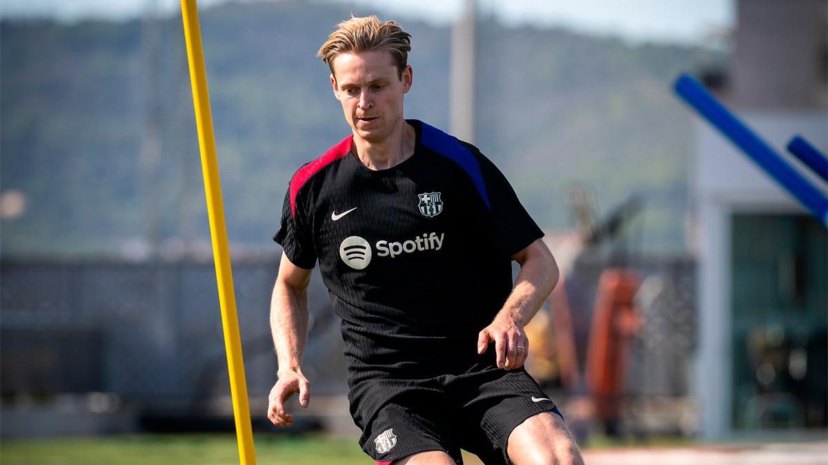 De Jong realiza parte del entrenamiento con el grupo