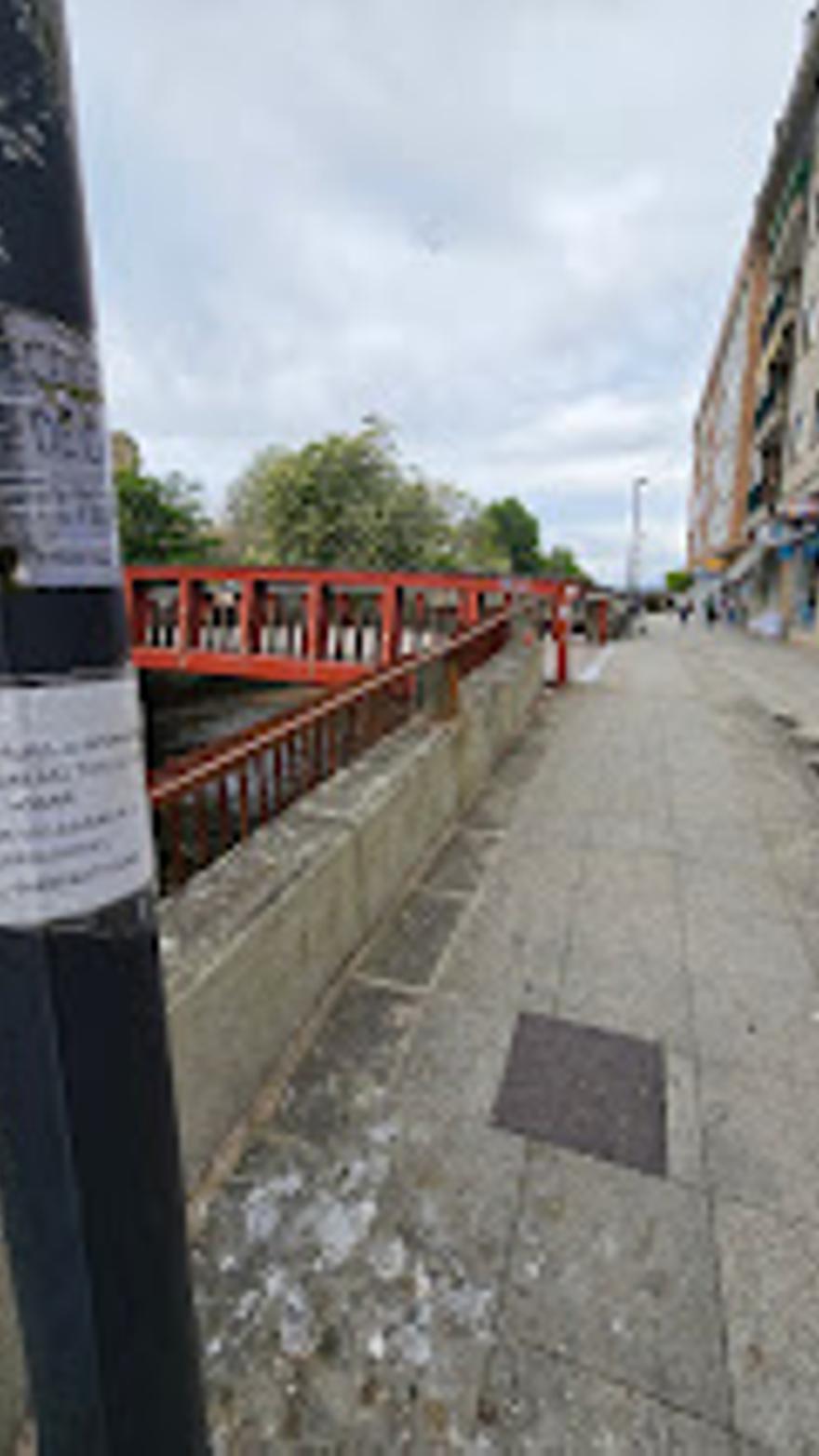 Elementos afectados por la pegada de carteles y todo tipo de panfletos en las calles de Vilagarcía.