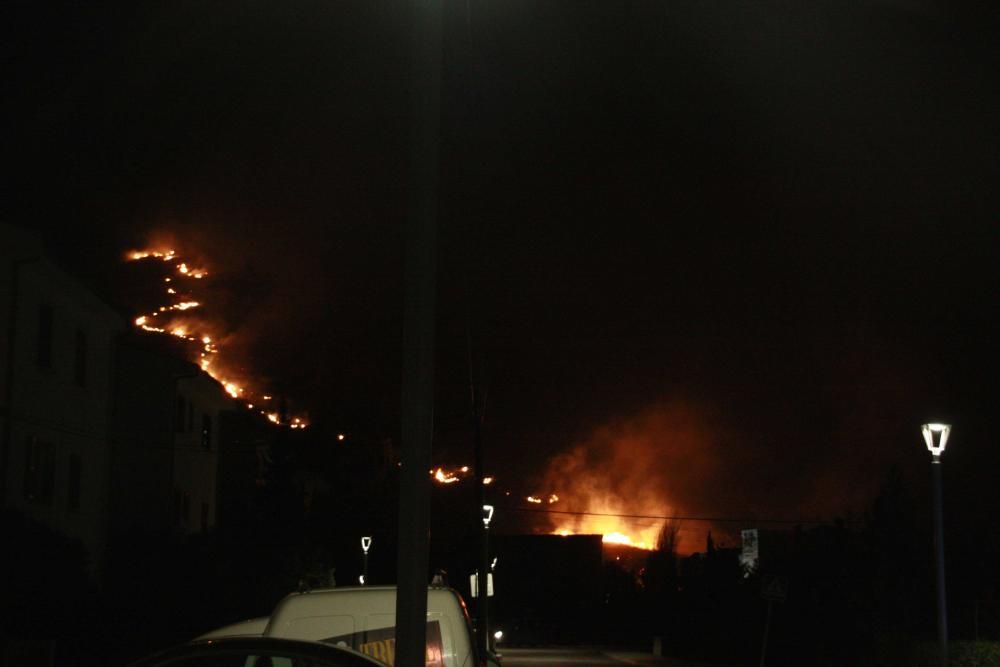 Un gran incendio forestal causa alarma en el Port de Pollença