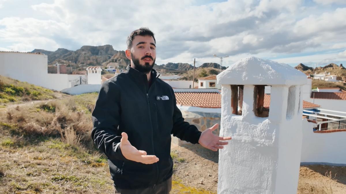 Una de las chimeneas de las casas cueva en Guadix, Granada.