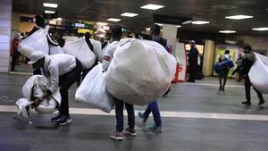 Los manteros abandonan la estación de plaça de Catalunya.