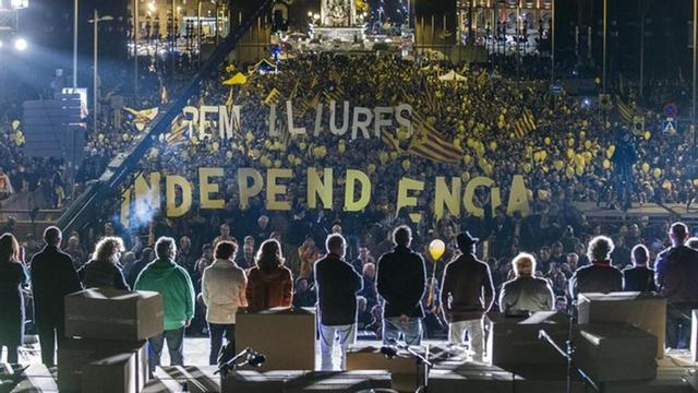 Una imagen del multitudinario acto de cierre de la campaña de 'Ara és l'hora' anoche en la avenida de Maria Cristina de Barcelona.