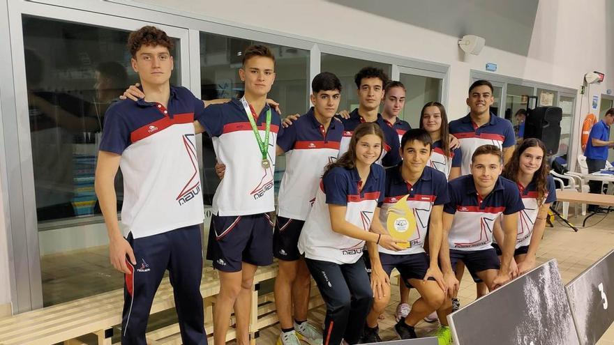 El Navial, con el trofeo de campeón andaluz de larga distancia.