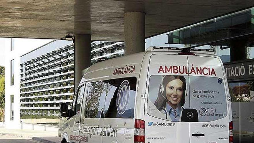 Una ambulancia a su salida del hospital de Son Espases.