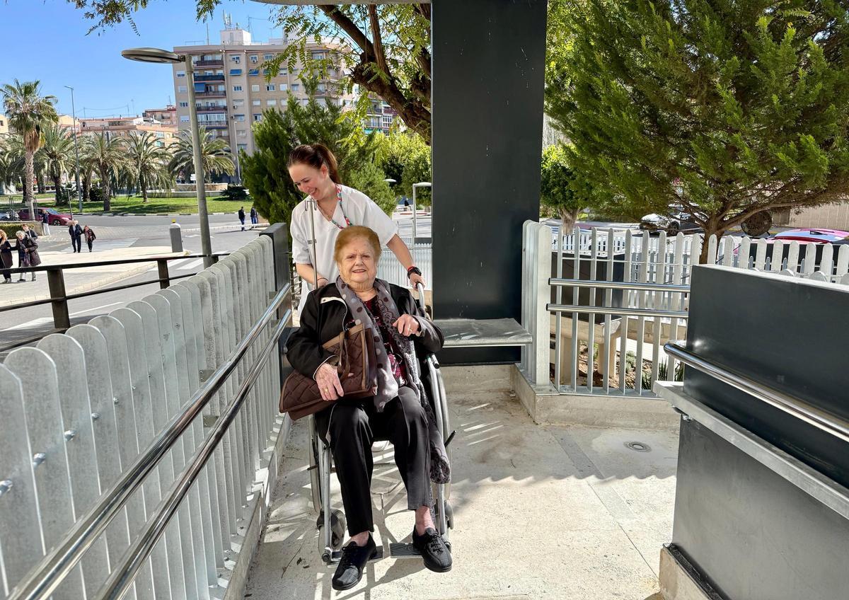 La nueva rampa de acceso al edificio de Consultas Externas del Hospital de Alicante
