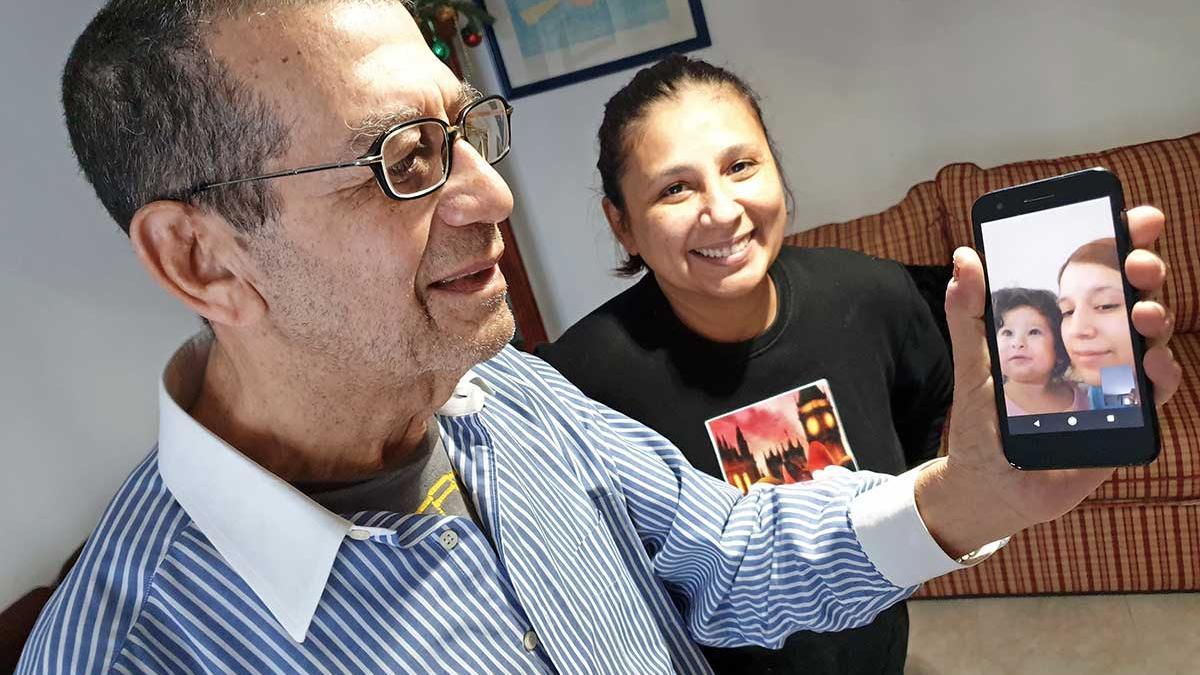Néstor Muñoz, un abuelo "millenial" de 81 años
