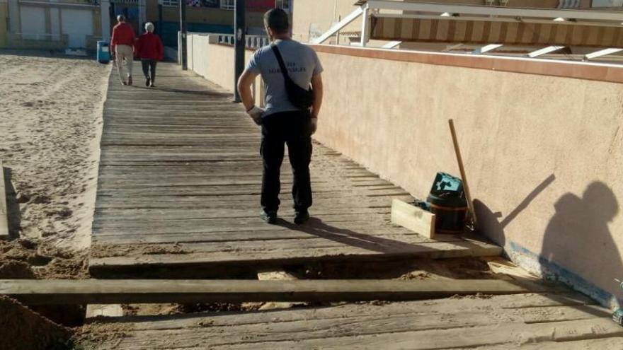 Imagen de los trabajos de sustitución de las tablas de madera más deterioradas de la senda peatonal de La Mata