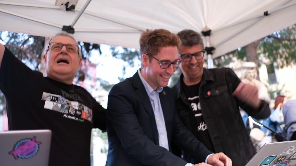 L'alcalde posant música convidat per Carles Pujol i Josep Serra a la Font Lluminosa.