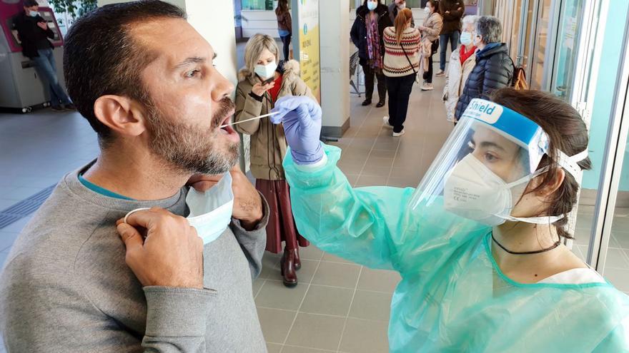 Toma de muestra de un test de antígeno para la detección del COVID, en Vigo. |   // MARTA G. BREA