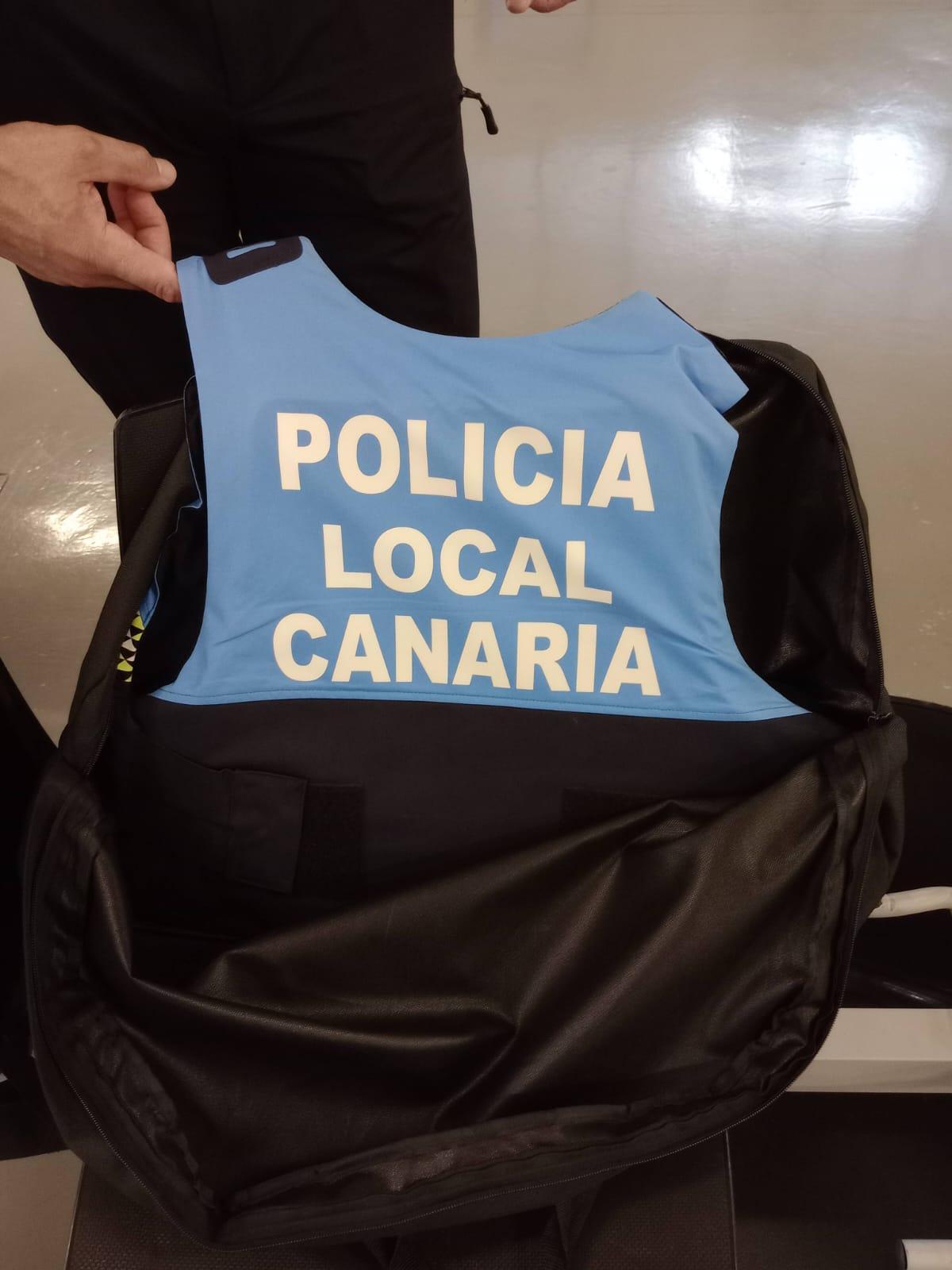 Uno de los chalecos que utiliza la Policía Local de Santa Cruz.