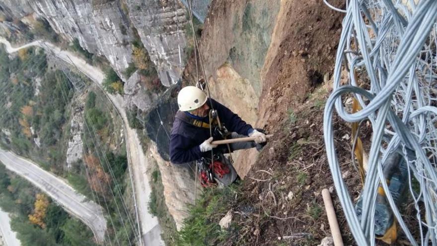 La Diputación de Valencia e Iberdrola pactan reabrir la carretera de Cortes