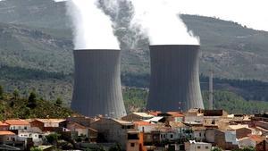 Imagen de las torres de refrigeración de la nuclear de Cofrentes. 