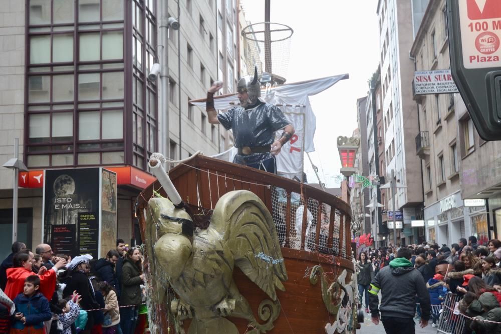 El desfile de comparsas llena las calles de la ciudad de disfraces, colores y buen humor.