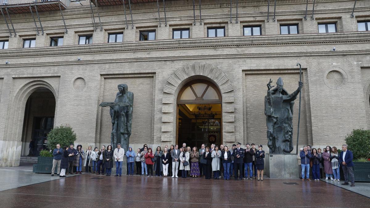 Minuto de silencio en la puerta del Ayuntamiento de Zaragoza por el asesinato machista de esta semana.