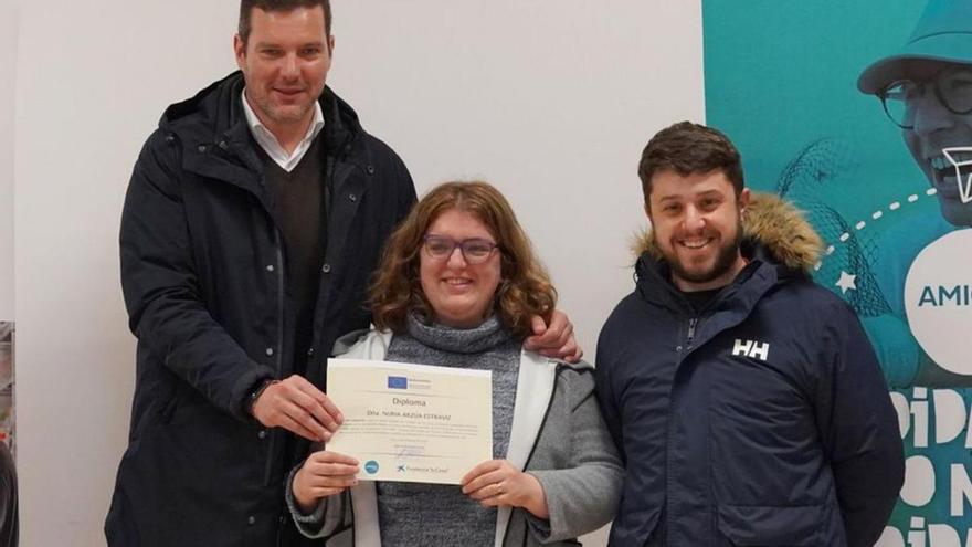 El regidor estradense, izqda., una alumna del curso y Rivas / Concello