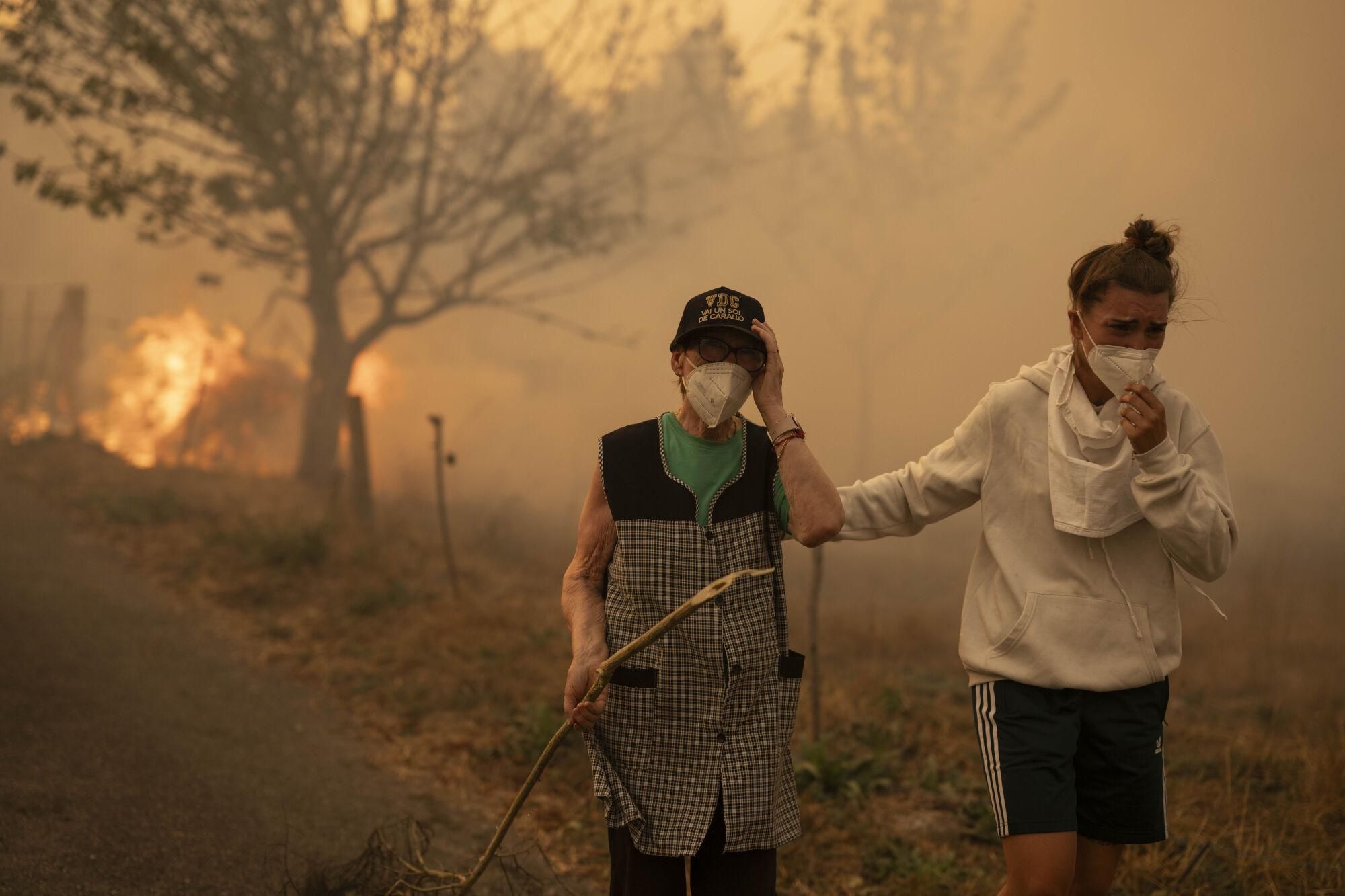 CARBALLEDA DE AVIA (OURENSE), 17/08/2025.- Vecinos trabajan en labores de extinción del incendio forestal de Carballeda de Avia (Ourense) este domingo. La ola de incendios que afecta al noroeste de España no da tregua este domingo. Tras una semana de incendios que han causado tres muertos, miles de hectáreas quemadas y miles de desalojados por las llamas, el país se encuentra devastao. En la región de Galicia ardieron ya 50.000 hectáreas y en la de Castilla y León 3.500 personas permanecían fuera de sus hogares. EFE/ Brais Lorenzo