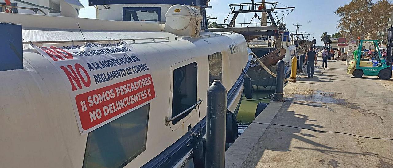 Los pescadores de Cullera colgaron ayer las pancartas de protesta en sus barcos. | JOAN GIMENO