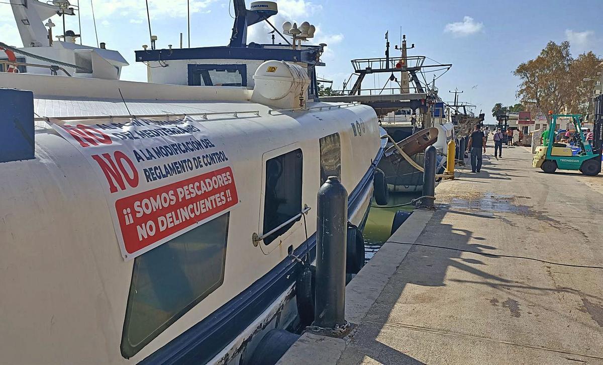 Los pescadores de Cullera colgaron ayer las pancartas de protesta en sus barcos. | JOAN GIMENO