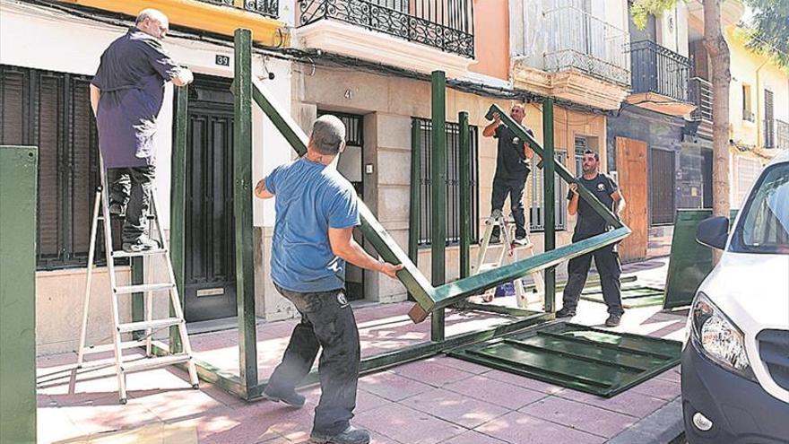 Vila-real huele a fiesta con el reparto de ‘llibrets’ y el montaje de cadafals