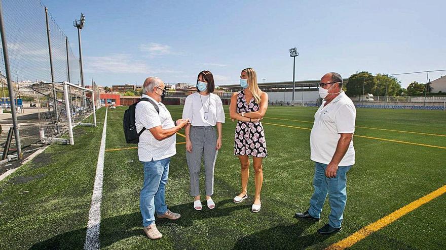 Técnicos y autoridades sobre el nuevo césped de Roís de Corella