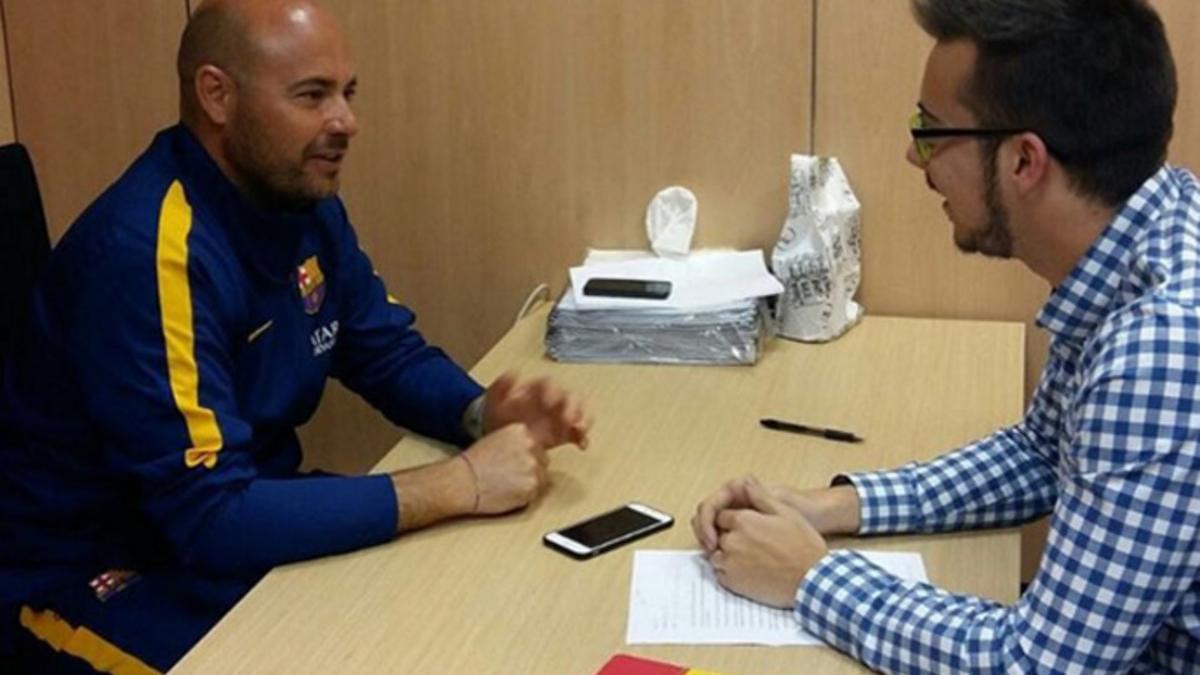 Jordi Pérez atendiendo a SPORT en la Ciutat Esportiva