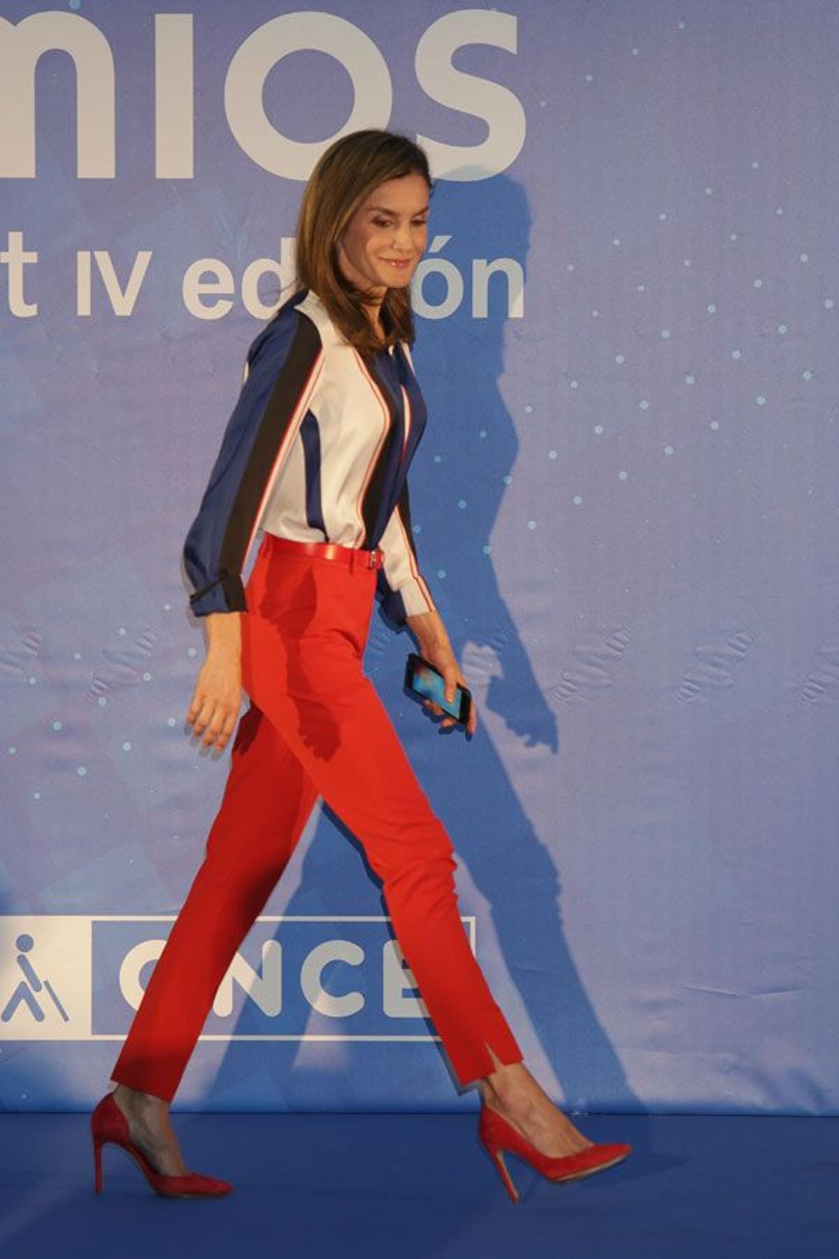 Letizia Ortiz con camisa a rayas de Hugo Boss y pantalón y zapatos rojos
